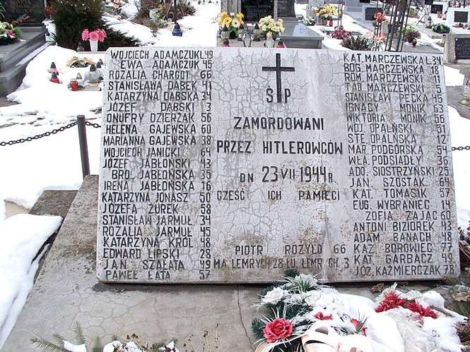 Ofiary pacyfikacji obu wsi spoczywają we wspólnej kwaterze na cmentarzu w Chłaniowie Kolonii. Co roku 23 lipca odbywają się tam uroczystości poświęcone ich pamięci (Fot. groby.radaopwim.gov.pl)<br />

