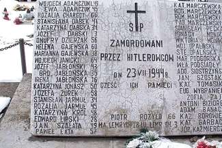 Ofiary pacyfikacji obu wsi spoczywają we wspólnej kwaterze na cmentarzu w Chłaniowie Kolonii. Co roku 23 lipca odbywają się tam uroczystości poświęcone ich pamięci (Fot. groby.radaopwim.gov.pl)
