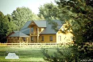 Z okien gospodarstwa można obserwować m.in. łosie, sarny, jelenie, bociany białe i czarne, czaple białe i siwe