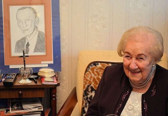Jadwiga Lenoch-Bukowska w dniu 100. urodzin. Obok grafika portretowa Jana Karskiego, jej brata stryjecznego, fot. Biuletyn Informacji Publicznej<br />
 