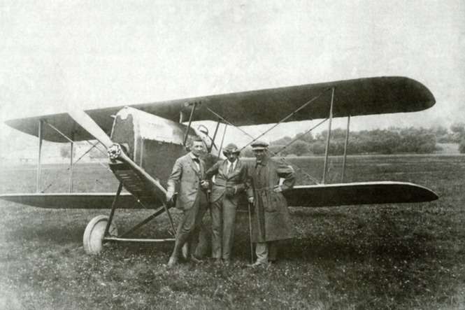 Przed Ansaldo A-1 Balilla stoją : K. Arkuszewski, A.Haber-Włyński, W.Rumbowicz. Bronowice, 21 lipca 1921r.<br />
