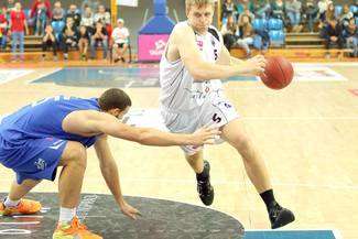 Fot. Maciej Kaczanowski

Adam Myśliwiec (z piłką) jest najlepszym zawodnikiem rezerw Startu