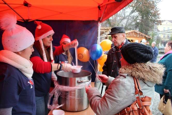Studenci PSW rozdawali paczki żywnościowe i ciepłe posiłki najuboższym mieszkańcom Białej Podlaskiej/ fot. E.Burda  