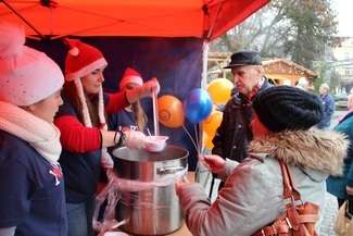 Studenci PSW rozdawali paczki żywnościowe i ciepłe posiłki najuboższym mieszkańcom Białej Podlaskiej/ fot. E.Burda  