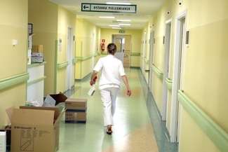 Szpitale zatrudniają pielęgniarki zewnętrzne. "Tak jest taniej"