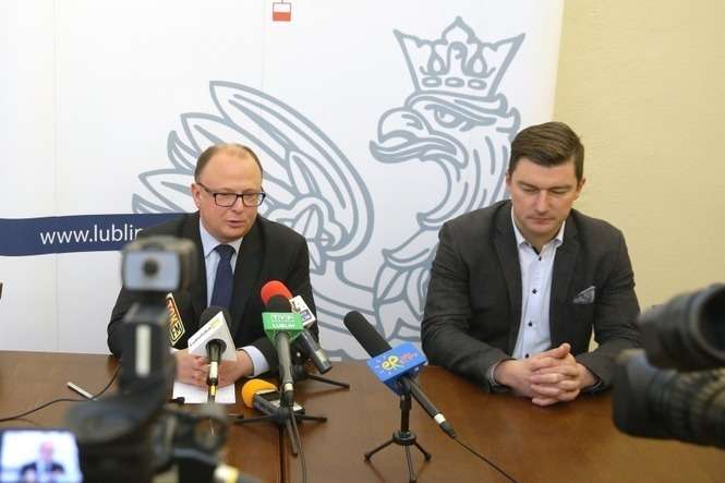 Marcin Bielesz (po prawej) był rzecznikiem wojewody od marca 2014 r. (fot. Maciej Kaczanowski / archiwum)