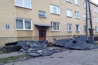 Zerwana papa z bloku w m. Wierzbica-Osiedle (fot. Dominik Guz/Alarm24)