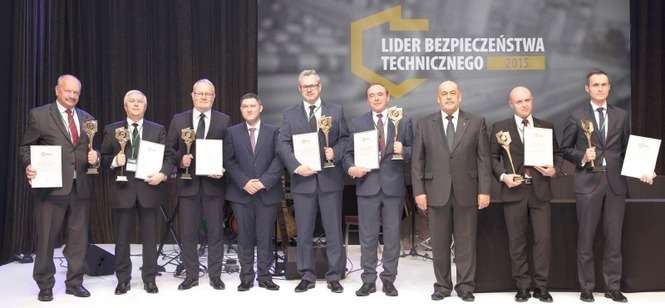 Prezes Remzap Jerzy Wiśniewski (czwarty od prawej) ze statuetką Lidera Bezpieczeństwa Technicznego (fot. materiały prasowe)