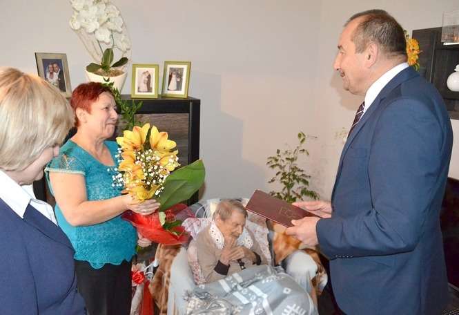 Burmistrz Teodor Kosiarski złożył jubilatce i jej rodzinie gratulacje wraz z okazjonalnym listem (Fot. UM Łęczna)<br />
