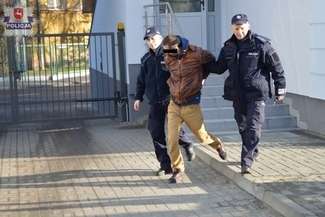 Przebierali się za strażników granicznych. Zabierali nielegalne papierosy, brali łapówki