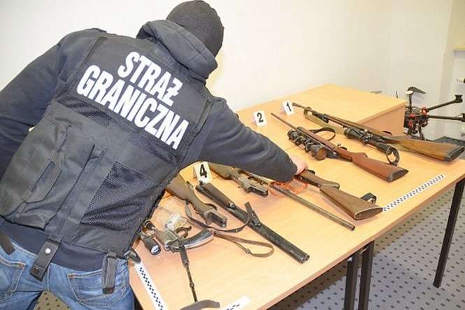 W domach podejrzanych o handel bronią znaleziono m.in. karabin snajperski, karabin maszynowy, 2 tys. sztuk amunicji, lunety, tłumiki