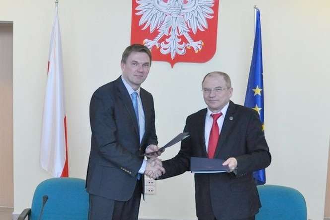 Burmistrz Wiesław Muszyński i dr Michał Gołoś w chwilę po podpisaniu porozumienia