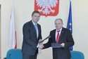 Burmistrz Wiesław Muszyński i dr Michał Gołoś w chwilę po podpisaniu porozumienia