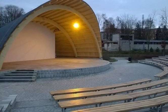 Miejski amfiteatr w parku już gotowy/ fot. W. Ekielska Łuków24.pl