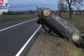 Dachowanie BMW. Kierowca nie wyrobił się na zakręcie