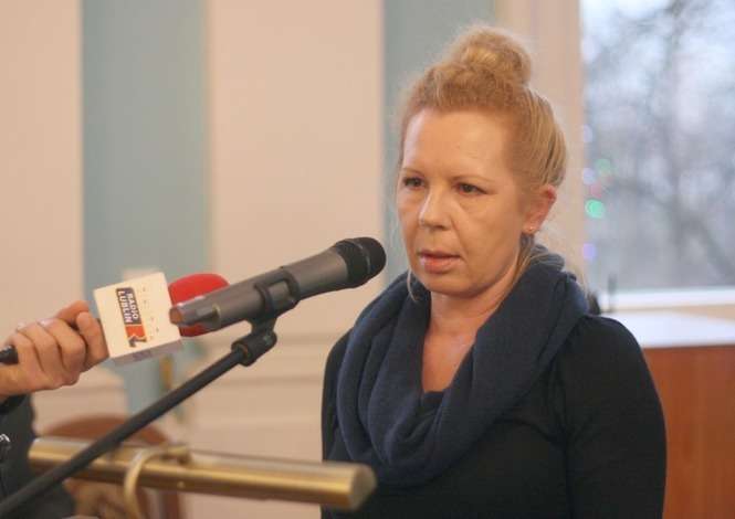 Iwona Kęsik w imieniu związkowców apelowała do sumienia radnych, by ci nie pozwolili na zwolnienia w szpitalnej administracji (fot. Radosław Szczęch)