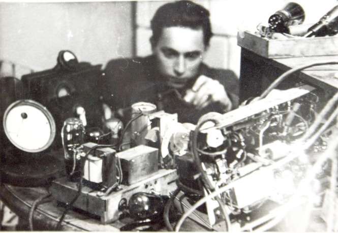 Drugą, obok fotografii pasją Mikołaja Spóza była radiotechnika