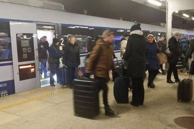 Pasażerowie wysiedli z pociągu na stacji Warszawa Wschodnia. Wcześniej czekali na naprawę w Rembertowie (fot. alarm24@dziennikwschodni.pl)