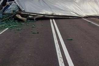 Ciężarówka na drodze. Całkowicie zablokowała przejazd