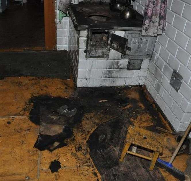 Wnętrze domu, w którym doszło do pożaru (fot. Policja)