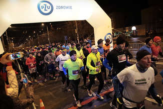 Ponad 1100 osób pobiegło w nocy. Trzecia Dycha do Maratonu (zdjęcia)