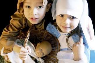 Hania i Mikołaj z grupy Elfy z Dwujęzycznego Przedszkola ABC. Ich przedstawienie dostało nagrodę. Równorzędną wywalczyli Mali Czarodzieje z Przedszkola nr 59 (fot. Dorota Awiorko)