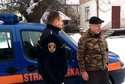 Strażnicy miejski pomogą też odpalić auto podczas mrozów/ fot. UM Biała Podl
