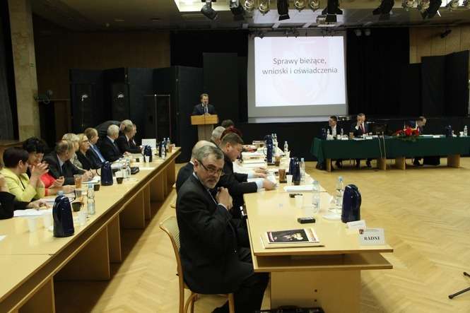 18 radnych poparło budżet powiatu bialskiego na 2016 rok, a 3 wstrzymało się od głosu. / fot.E.Burda