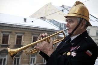 Onufry Koszarny po raz ostatni gra hejnał z balkonu Ratusza. Zobacz wideo
