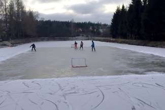 Włodawscy hokeiści sami wytyczyli i utrzymują w należytym stanie lodowisko o wymiarach 30 na 45 m. Sami zrobili bramki i kupili siatki. W związku z tym, że większość z nich ma czas na grę tylko wieczorami, zainstalowali oświetlenie Fot. Archiwum prywatne/Piotr Osiński