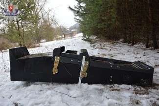 Ukradli automat do gier i zabrali pieniądze. Wyrzucili go pod lasem