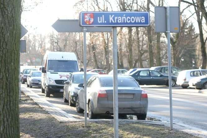 Bezpieczne włączenie się do ruchu utrudniają parkujące wzdłuż al. Królewskiej samochody. Fot. Radosław Szczęch