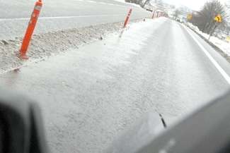 Droga o przekroju 2+1 ma naprzemiennie raz jeden, raz dwa pasy ruchu w jednym kierunku