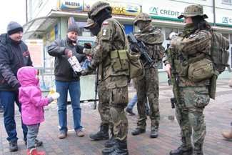 WOŚP w Chełmie: Mundurowi zachęcają do pomagania (zdjęcia)