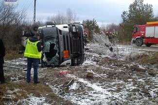 Ciężarówka przewróciła się na bok. Zginął 60-latek (wideo)