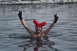 Lodowata kąpiel w Bystrzycy. Morsy wskoczyły do wody (zdjęcia)