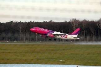 Zamiast Brukseli od 25 marca Wizz Air uruchomi loty do Eindhoven. (fot. Maciej Kaczanowski)