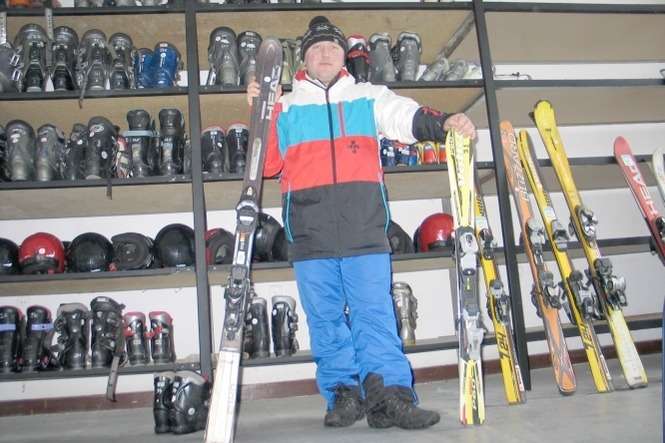 W wypożyczalni prowadzonej przez Pawła Klasurę z MOSiR można zaopatrzyć się w kompletny sprzęt narciarski