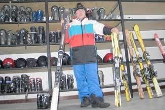 W wypożyczalni prowadzonej przez Pawła Klasurę z MOSiR można zaopatrzyć się w kompletny sprzęt narciarski