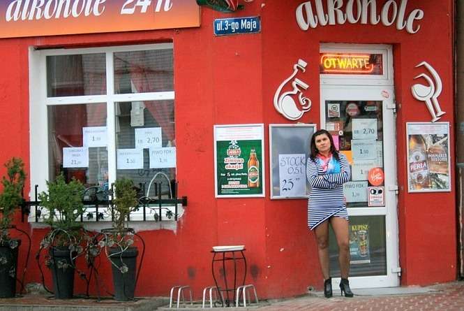 Właścicielka sklepu Anna Fałkowska jest przekonana, że miasto nie powinno karać przedsiębiorców za ekscesy wywoływane przez pijane osoby (fot. Radosław Szczęch)