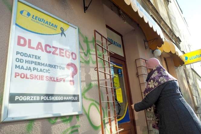 Na sklepach działających w Lewiatanie zawisły banery i plakaty informujące o proteście (fot. Maciej Kaczanowski)