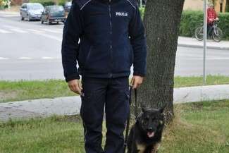 Pies Ilas ze swoim przewodnikiem (fot. Policja)