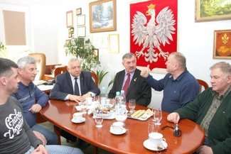 Delegację z Czernichowa przyjęli gospodarze powiatu krasnostawskiego (na zdjęciu) oraz miasta Krasnystaw oraz gminy Siennica Różana