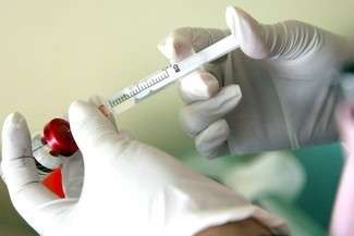 Według danych Głównego Inspektoratu Sanitarnego zaledwie 3,7 proc. Polaków szczepi się przeciwko grypie. Mieszkańcy województwa lubelskie zaledwie w 3 proc. (fot. Archiwum DW)