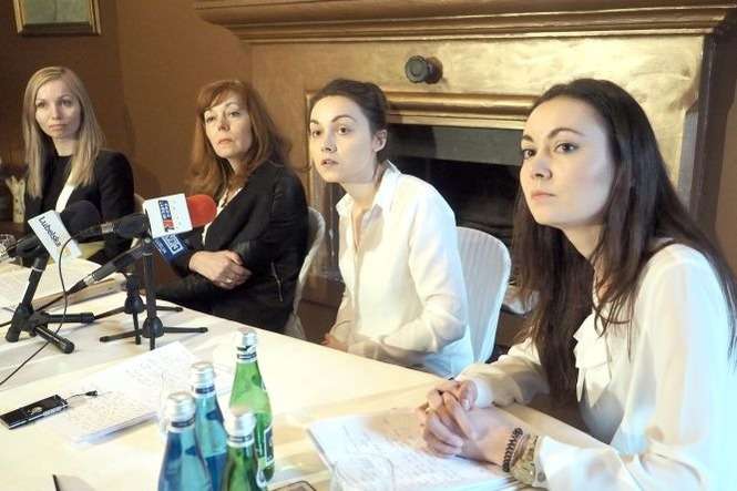 Na zdjęciu od lewej: radca prawny Ewelina Pijewska, Barbara Sarzyńska i jej córki Iga i Anna