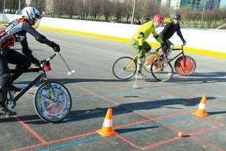 Na boisku powstaną jeszcze bramki, ale zawodnicy już rozpoczęli treningi (fot. Maciej Kaczanowski)