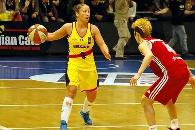 Fragment sobotniego meczu w Belgii. Z prawej Julie McBride<br />
<br />
Fot. Kuba Skowron/basketligakobiet.pl