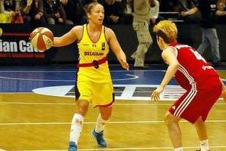 Fragment sobotniego meczu w Belgii. Z prawej Julie McBride

Fot. Kuba Skowron/basketligakobiet.pl