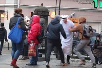 Licznik na filmie pokazuje 7 reakcji pozytywnych, gdzie ludzie bronią ubranego na biało mężczyzny i 3 gdzie atakują lub są obojętni