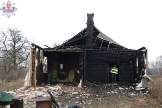 Dom spłonął przez zwarcie instalacji. Jedna osoba ranna